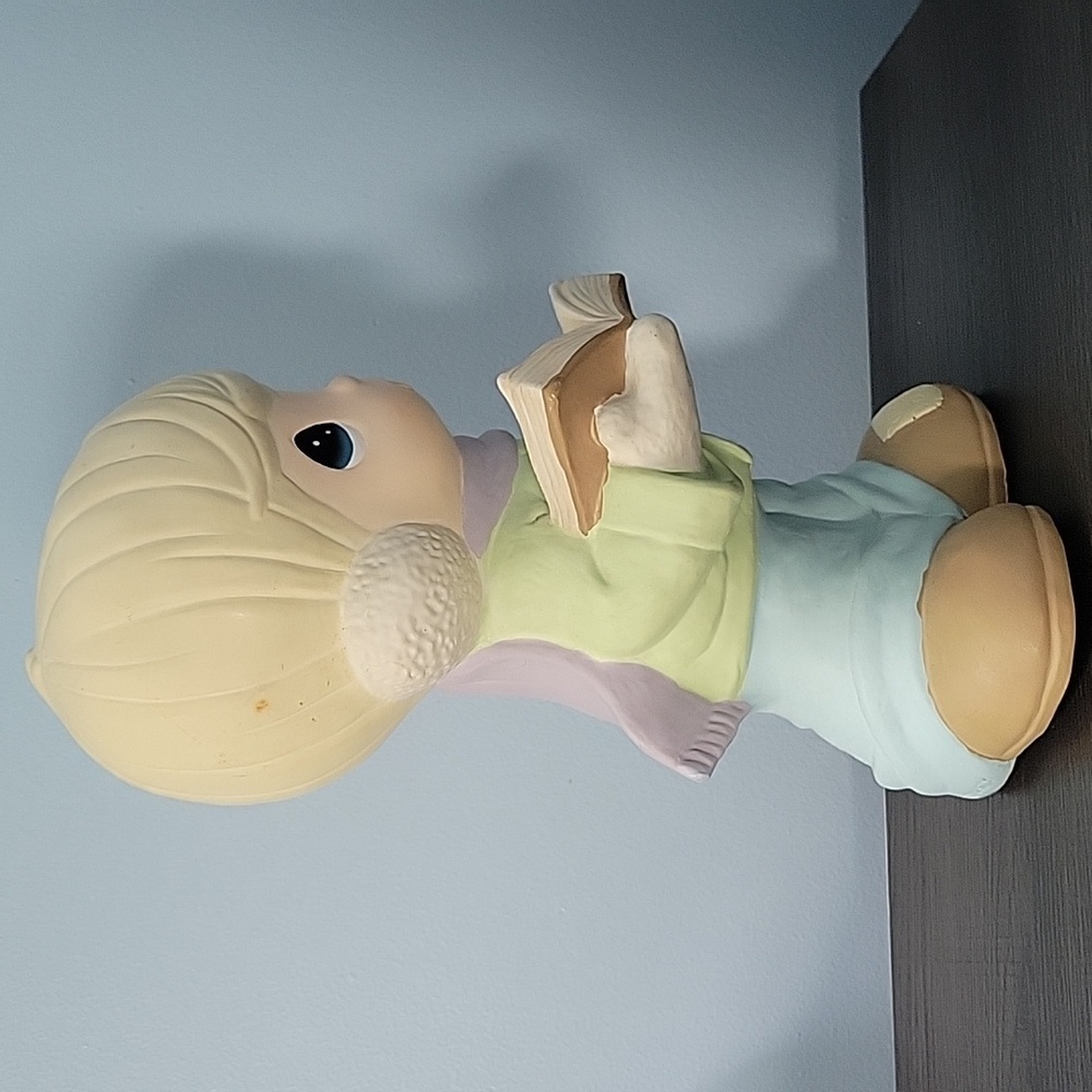 Precious Moments vintage  2000 Caroler boy